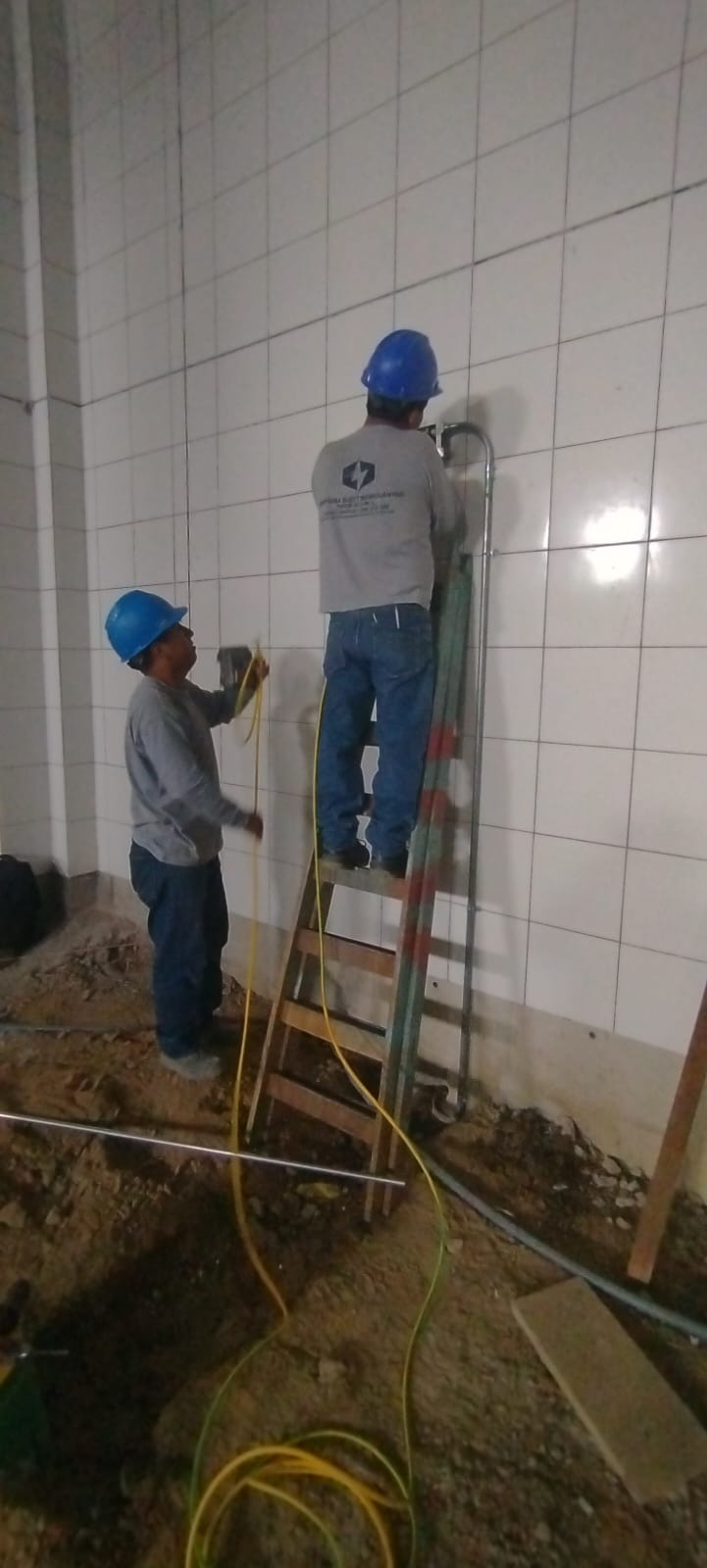 Técnicos trabajando en una instalación eléctrica industrial